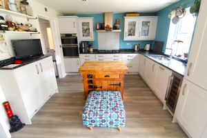 Kitchen/Breakfast Room- click for photo gallery